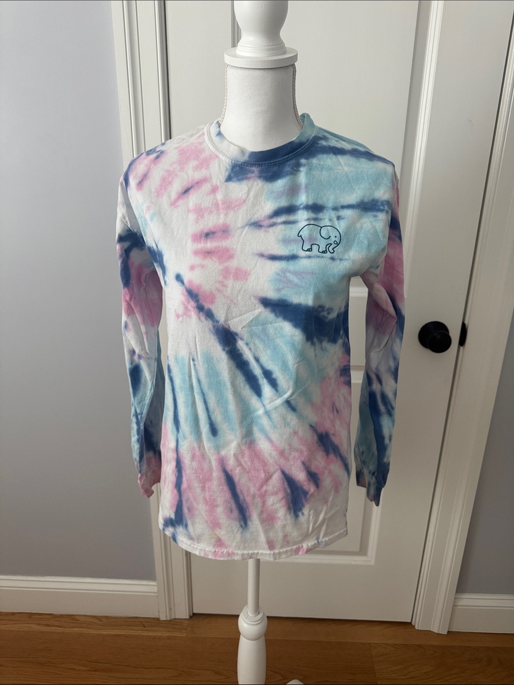 NWOT ivory ella Long-Sleeve Tie-Dye Tee in Pastel Blue, Pink & Navy